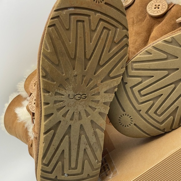 UGG BAILEY BUTTON TRIPLET 1873 boots size 6 original box - Picture 9 of 11